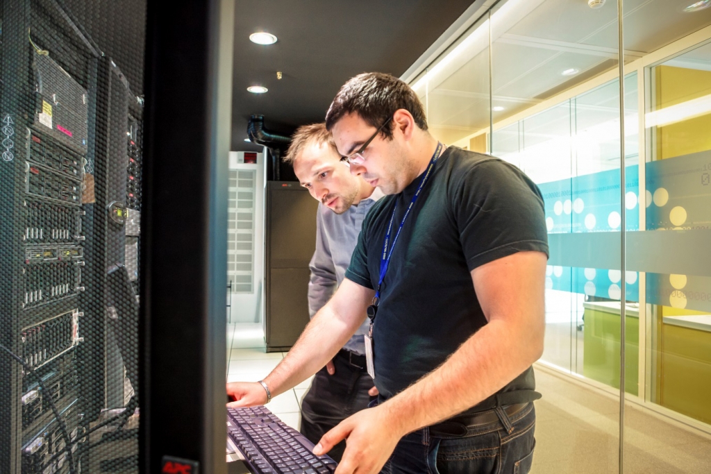 Internet of Things đang tạo thành cơn lốc trên toàn cầu 3 Schneider-Electric_MicroDatacenter_2-1024x683